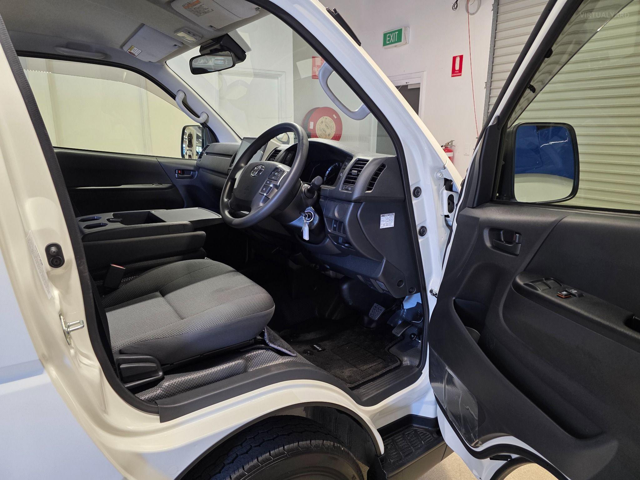 2024 TOYOTA HIACE DX TRH200