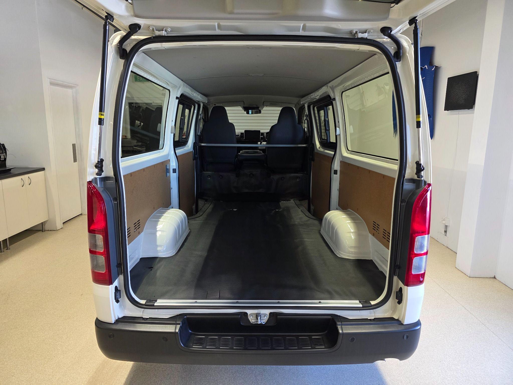 2024 TOYOTA HIACE DX TRH200