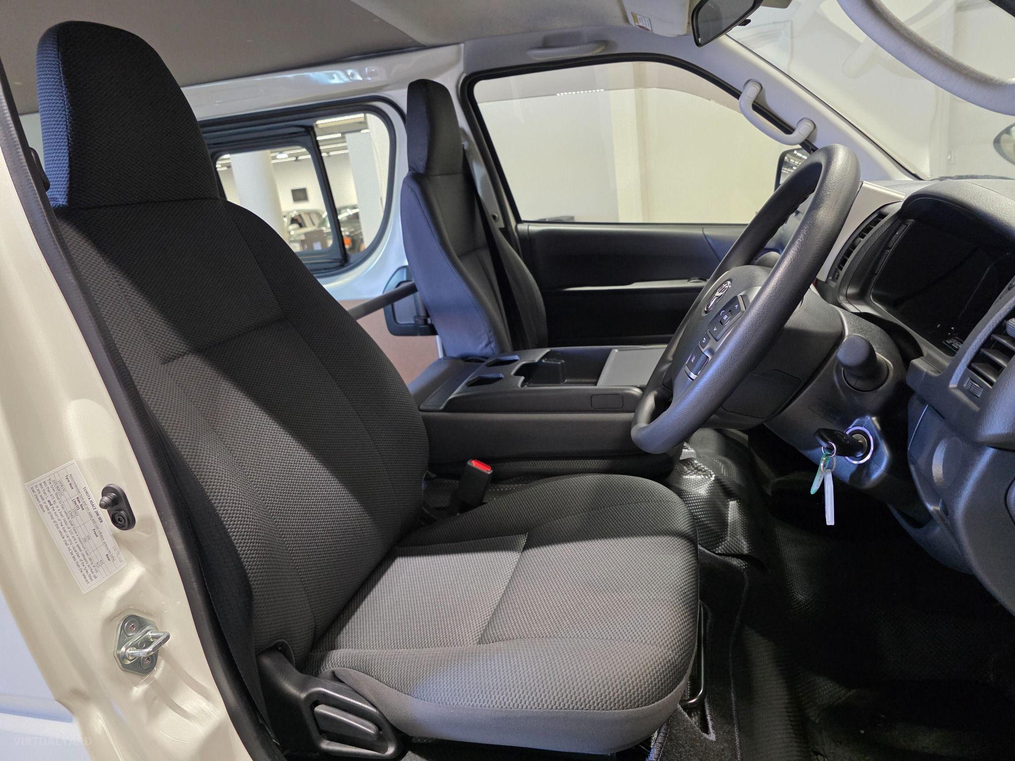 2024 TOYOTA HIACE DX TRH200