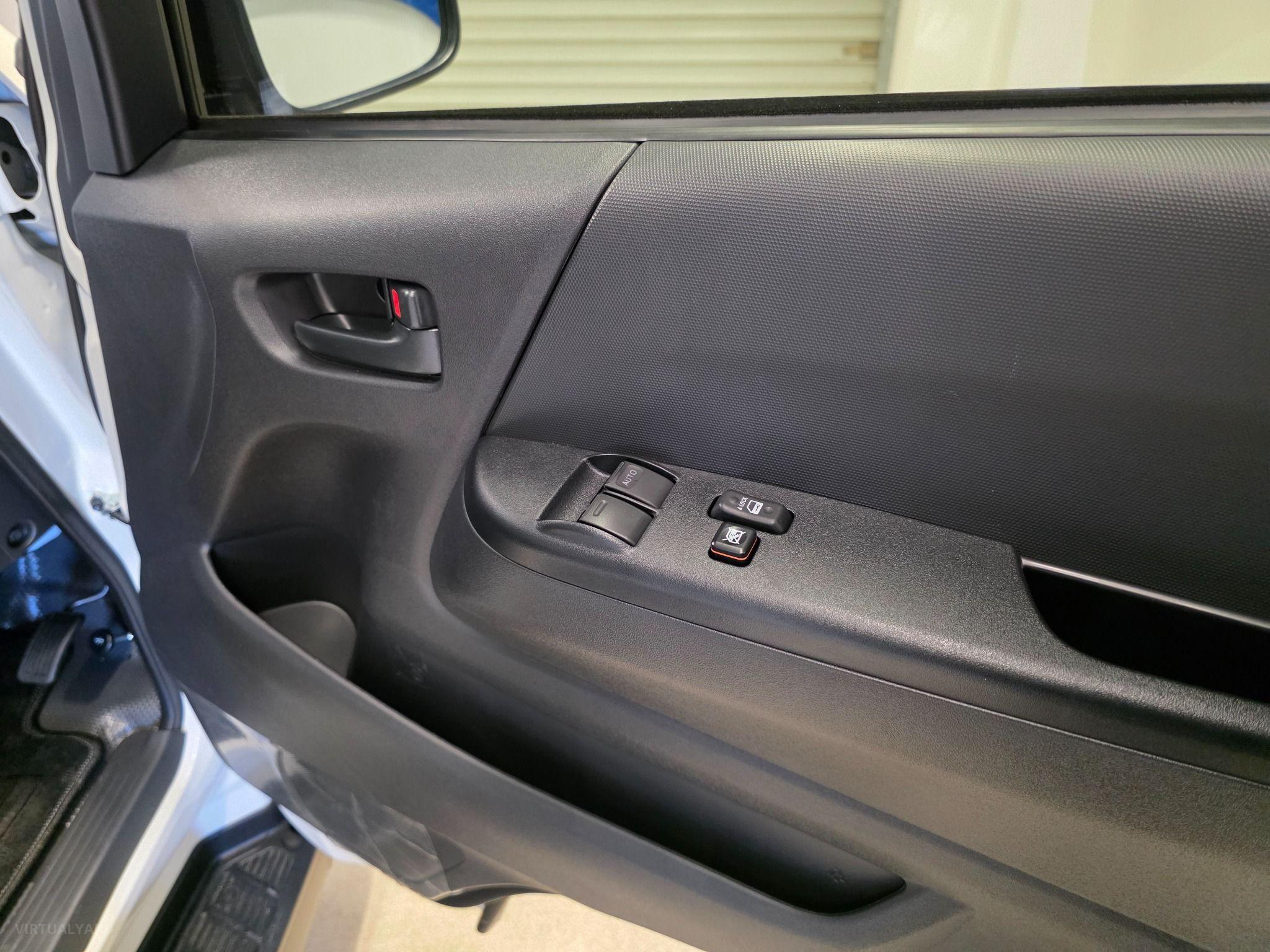 2024 TOYOTA HIACE DX TRH200