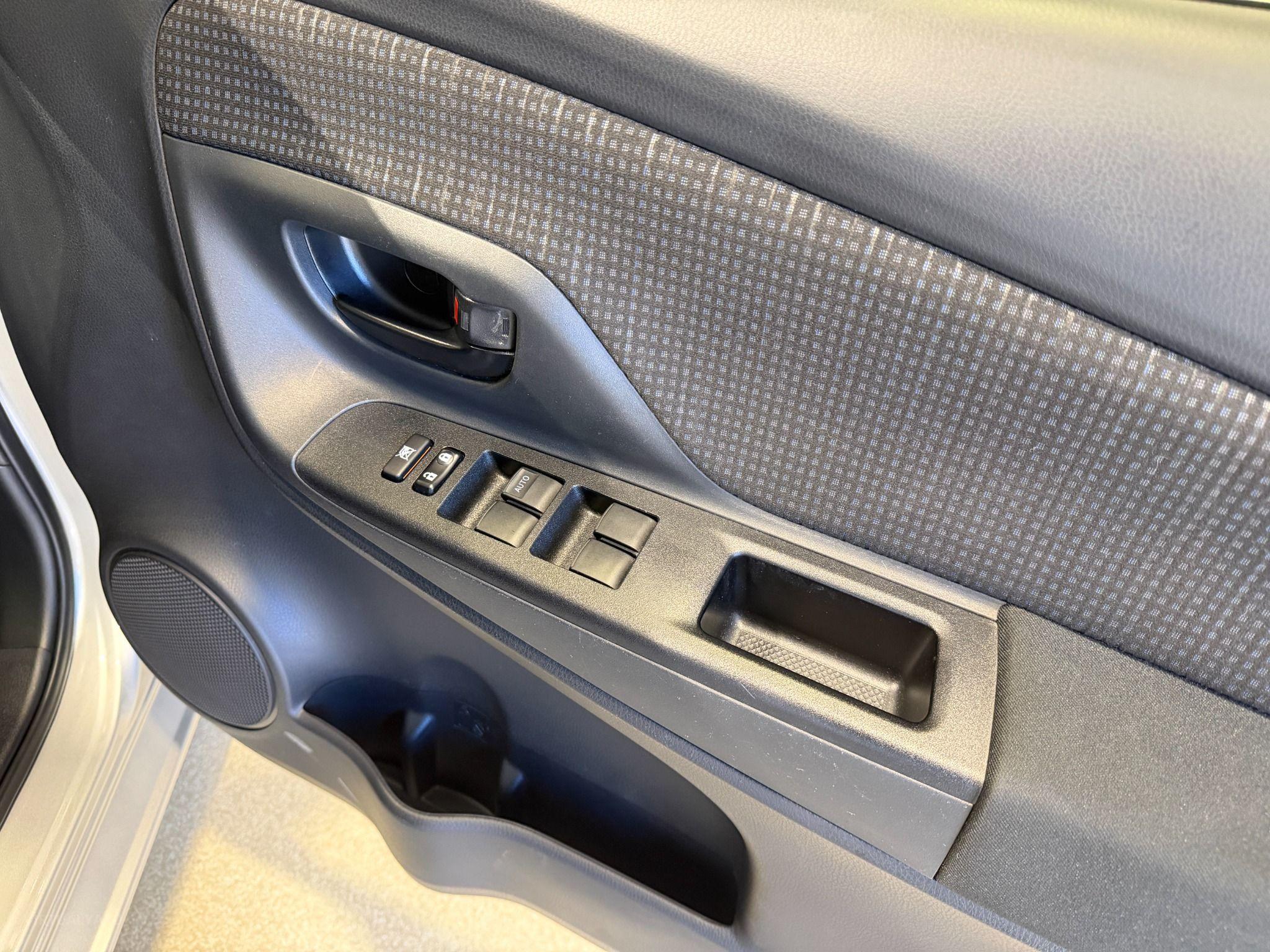 2019 TOYOTA VITZ HYBRID F 2WD NHP130